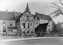 847730 Gezicht op de voorgevel van Museum Flehite (Westsingel 50) te Amersfoort, voor de restauratie van de panden ...